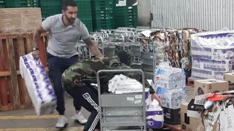 Muži ukradli asi 500 rolí toaletního papíru